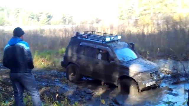 Suzuki Eskudo месит грязь. смотреть онлайн