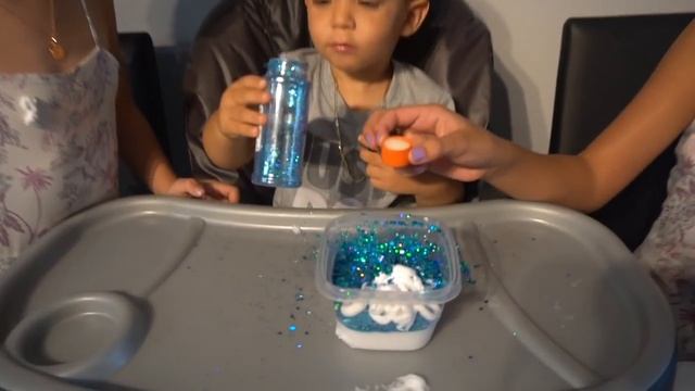 ONE YEAR OLD MAKES SLIME WITH JASMINE AND BELLA!!! смотреть онлайн