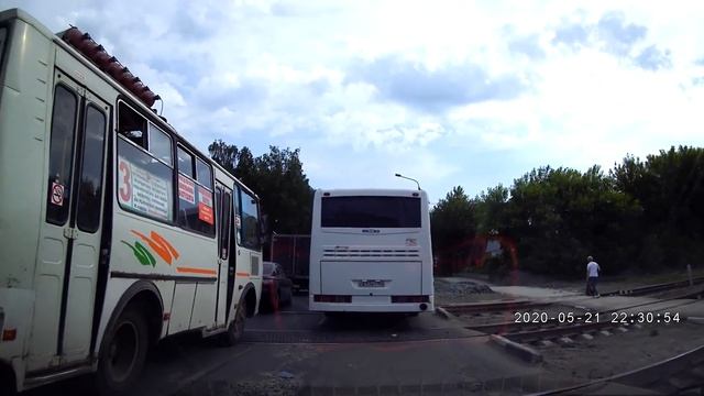 Большой разбитый ЖД-переезд смотреть онлайн