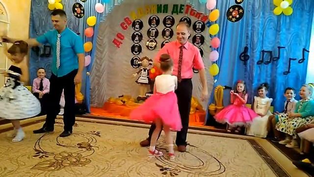 Танец папы и дочки в стиле стиляги!!! смотреть онлайн