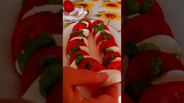 Простой и вкусный салат с помидорами и моцареллой рецепты Натали еда на любой вкус кулинарим вмест смотреть онлайн