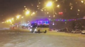 Дрифт маршрутки на Театральной площади в Ростове-на-Дону   16.12.2016г.