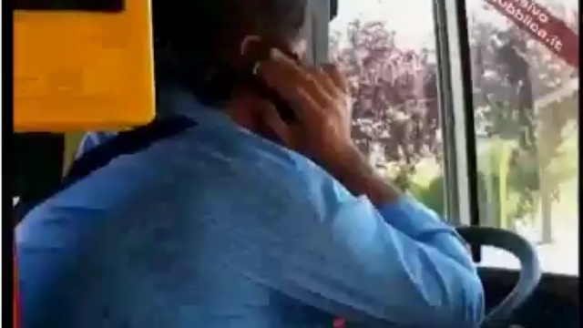 Водитель автобуса говорит по двум телефонам смотреть онлайн