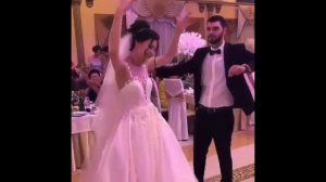 Невесте дарят деньги во время танца / Армянские свадебные традиции / Армянская свадьба в Ереване