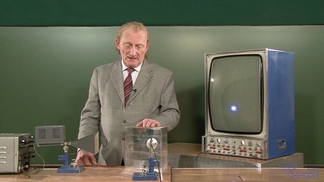 28. Волны и оптика. Трехсантиметровые волны: закон отражения (диэлектрик).mp4