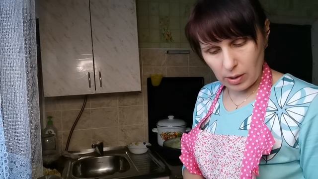 Чего-то готовлю, чего-то делаю по кухне..