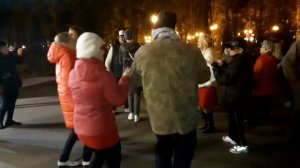 ПОЗАБЫТЬ ТЕБЯ СТАЛО ВСЁ ТЯЖЕЛЕЙ!👍🙂/ТАНЦЫ В ПАРКЕ ГОРЬКОГО ХАРЬКОВ НОЯБРЬ 2021