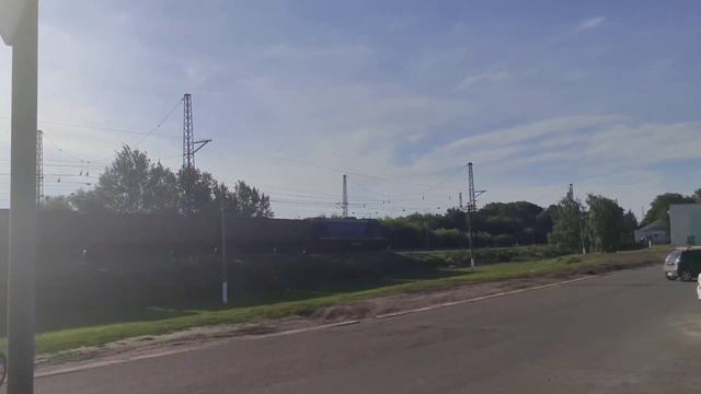 Тепловоз ТЭМ2У-200 проезжает с полувагонами смотреть онлайн