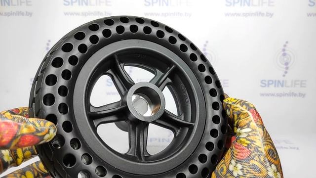 Колесо литое 8х2.4 (заднее) для инвалидной коляски с отверстиями в форме сот смотреть онлайн