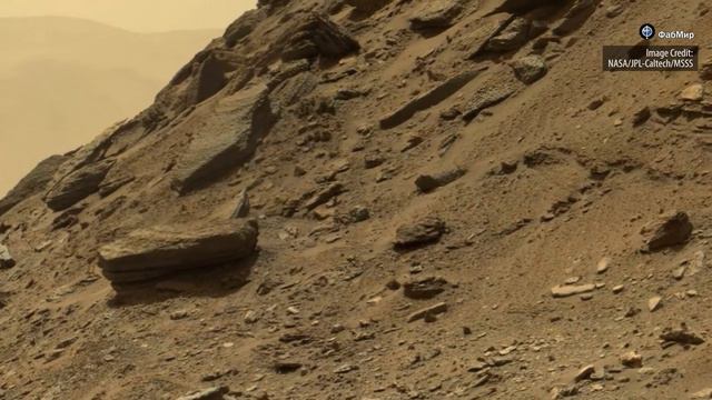Словно марсианин наблюдает за марсоходом - забавный камень Марса, фото Curiosity смотреть онлайн