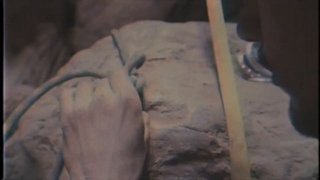 его ждут девчонки на вечеринке а он застрял в расщелине смотреть онлайн