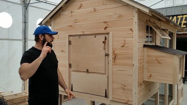 Drewniany kurnik w ogrodzie na 8 kur. Podlaski kurnik. смотреть онлайн