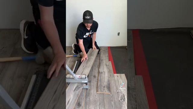 #diy #construction #flooring #hardwood #laminate #lvp #lvt #remodel #trending #reels #pnw #work смотреть онлайн