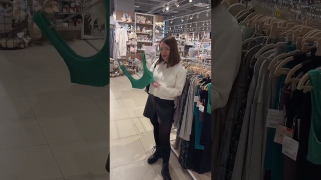 Удивительно, что в магазине посуды можно найти интересную одежду, еще и по приятным ценам 😌 смотреть онлайн