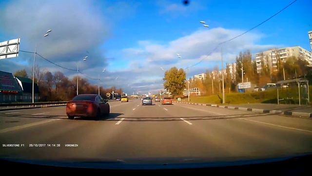 Мазда В257АО136 поворот через сплошные на Антонова-Овсеенко смотреть онлайн