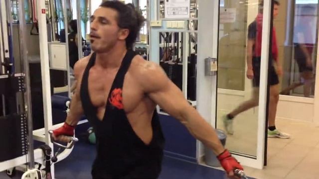 Макс Нейман в зале. верх груди смотреть онлайн