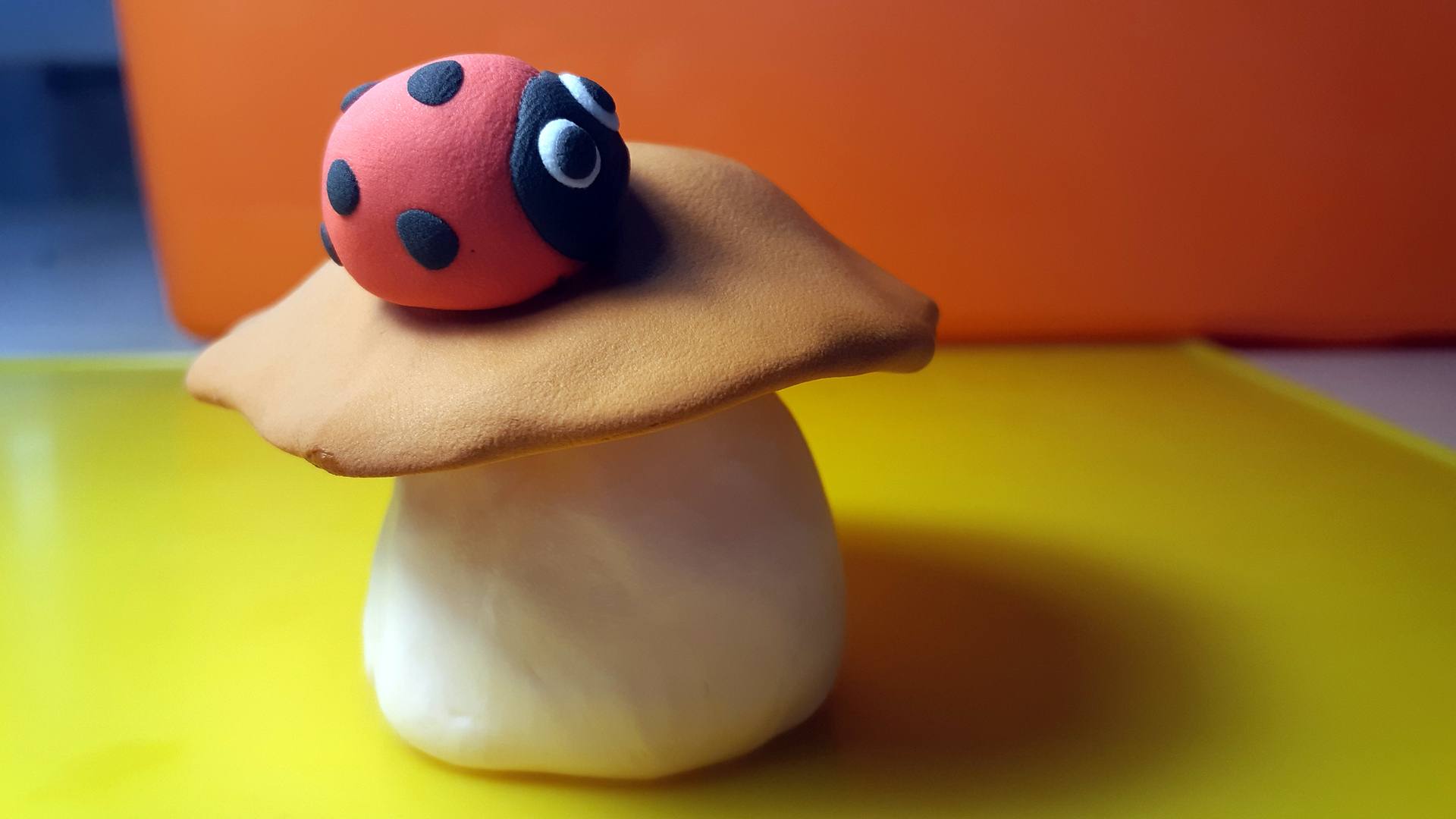 Поделка на тему Осень из пластилина. Лепим простую поделку Грибочек и Божья Коровка видео. смотреть онлайн