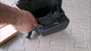 Форд Фокус 2 Чищу ДМРВ и меняю воздушный фильтр авто.