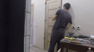 Установка межкомнатной двери подробная видео инструкция 15 минут