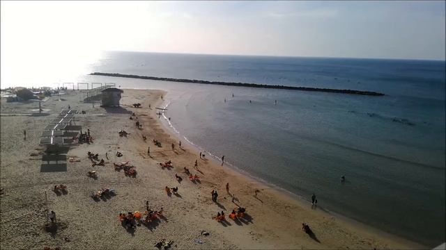 На пляже в Нетании (Израиль) смотреть онлайн