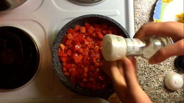 ГОТОВИМ НА СКОРУЮ РУКУ - ДОМАШНЯЯ ПИЦЦА С ТОМАТНЫМ СОУСОМ смотреть онлайн