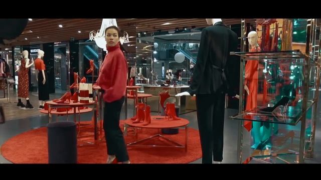 Примерка красных туфелек в Helen Marlen Mandarin смотреть онлайн