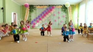 Весёлый танец "Хвостики, как бабочки" (младшая группа)