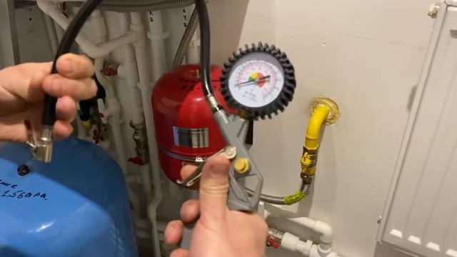 Как правильно проверить и накачать воздух в расширительный бак системы отопления? смотреть онлайн
