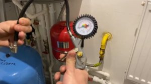 Как правильно проверить и накачать воздух в расширительный бак системы отопления?