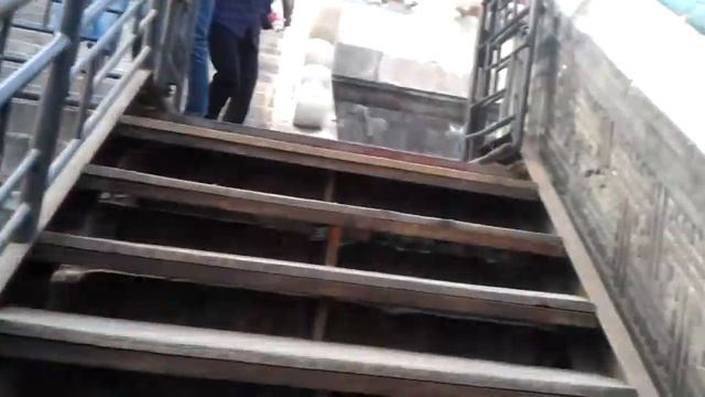 Подъем по лестнице на вершину горы. Парк Бэйхай. Beihai Park. Пекин