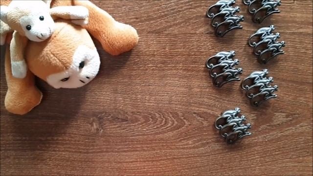 Removing the monkeys from Monkey Shoulder Whisky bottle смотреть онлайн