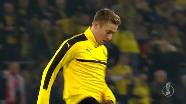Феликс Пасслак жонглирует жвачкой / Felix Passlack juggles with gum смотреть онлайн