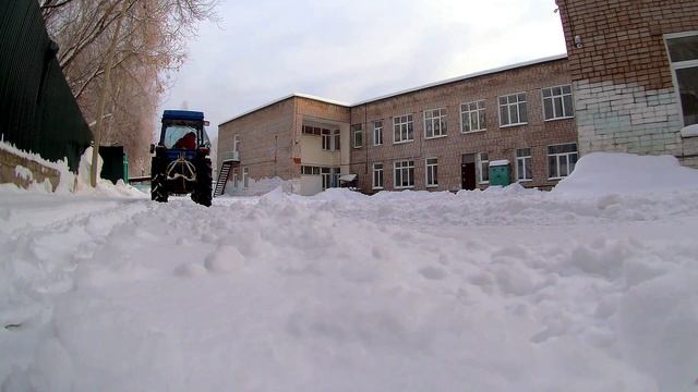 Уборка снега мини трактором. смотреть онлайн