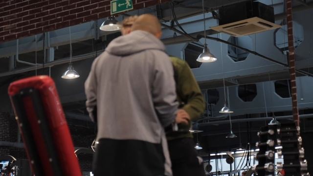 НОВИЧОК ПРИТВОРИЛСЯ ТРЕНЕРОМ | ПРАНК НАД КЛИЕНТАМИ СПОРТКЛУБА | МАСТЕР СПОРТА смотреть онлайн