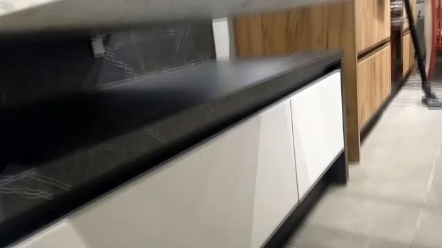 СОВРЕМЕННАЯ ЧЁРНО-БЕЛАЯ КУХНЯ/кухонный гарнитур с обеденной зоной. смотреть онлайн