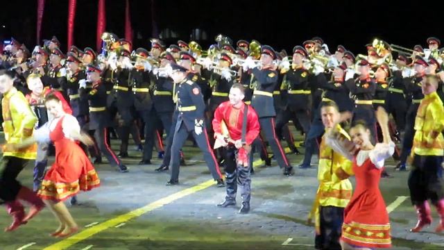 Оркестр суворовцев зажигает на Спасской башне 2019. 26 августа смотреть онлайн