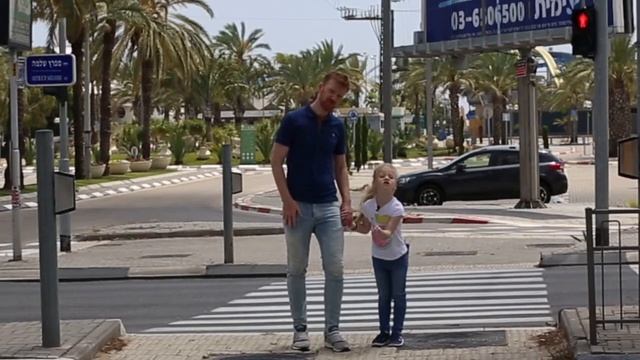 Папа обучает Милу правилам дорожного движения смотреть онлайн