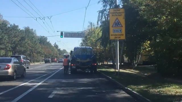 Перекресток Саина - Абая. Рулят знаки или разметка? смотреть онлайн
