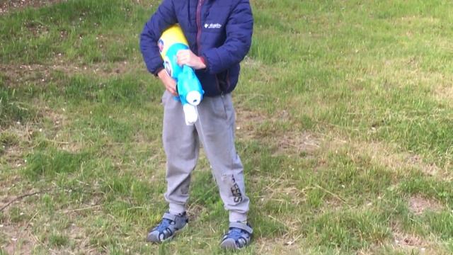 Большой водяной пистолет - водный пистолет для мальчика, играю с водой - стреляю из водомёта! смотреть онлайн