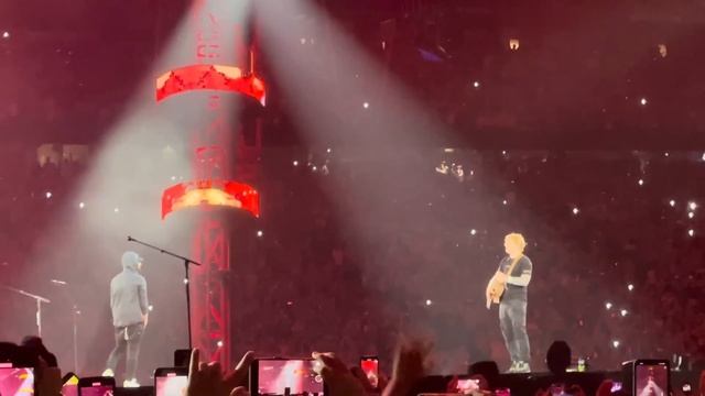 Crowd loses it as Eminem makes surprise appearance at Ed Sheeran's concert in Detroit (Jul 16, 2023 смотреть онлайн