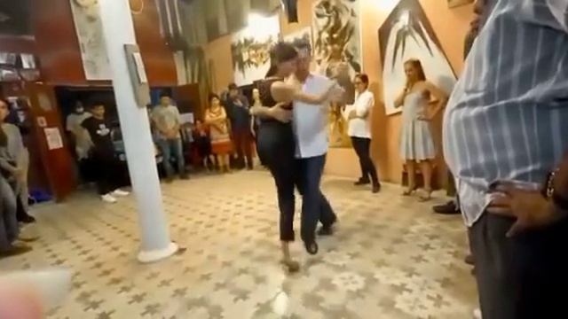 Cours de MILONGA en El Ciclón de La Havana - Cuba - Julio y Geraldine смотреть онлайн