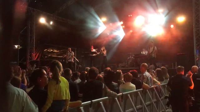 Laura tesoro-what's the pressure Live @ Marktrock Bilzen смотреть онлайн