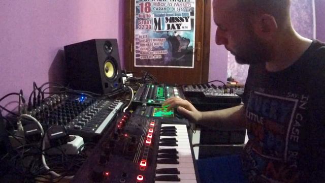 MROlive...JD-XI/TR-8/Kaossillator Pro..Live Sequence!!! смотреть онлайн