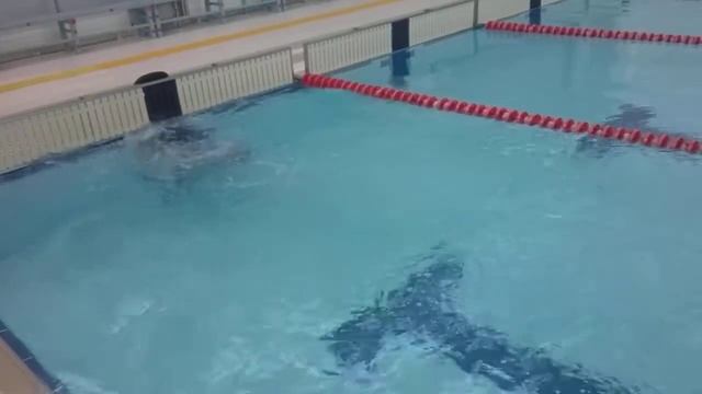 Кувырки , под  водой.