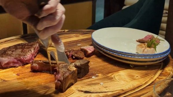 Разделка стейка T-bone 21дневной выдержки в ресторане Steak it easy.