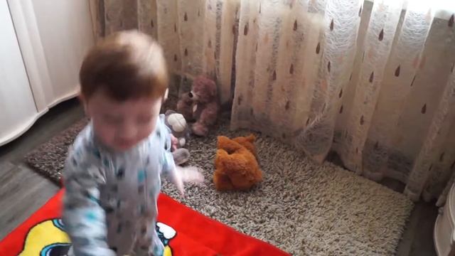Попрыгушка Петя прыгает,играет и показывает машинки.Peter Jumpy jumps,plays and shows cars. смотреть онлайн