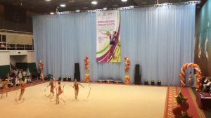 Групповые выступления гимнасток с лентой