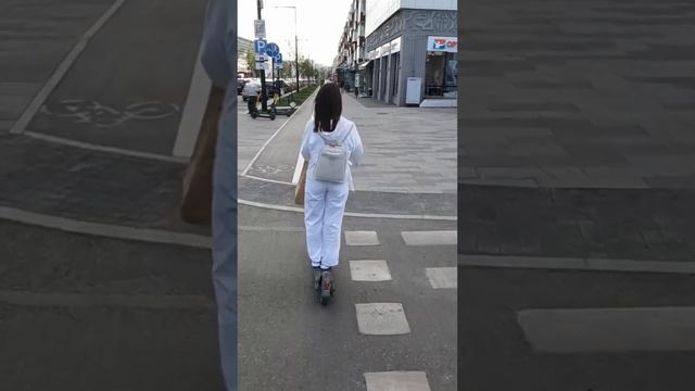 Kugoo Kirin G3 pro двигается по городу Самокатчики всем здрасьте Девочка бандитка смотреть онлайн