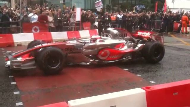 Jenson Button - Vodafone McLaren Mercedes Street Demo - Manchester 2011 6/9 смотреть онлайн
