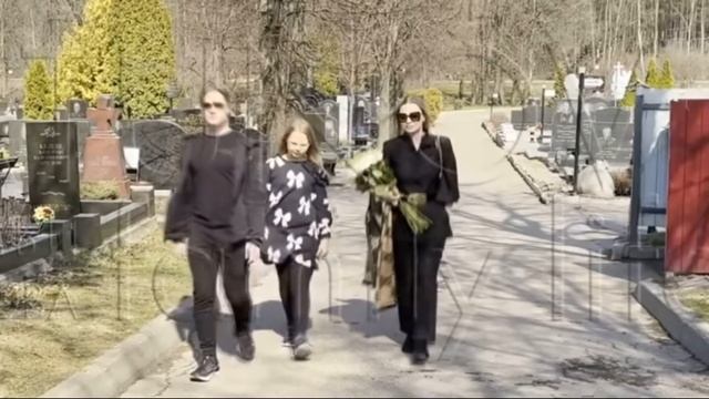 ЭКСКЛЮЗИВНЫЕ КАДРЫ! Жена Юрия Шатунова с детьми посетили его могилу смотреть онлайн